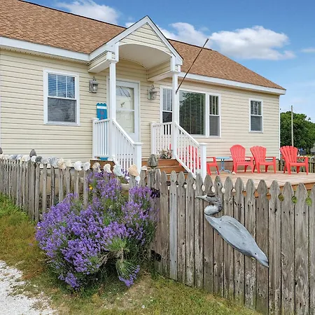 Shell Cottage - Pet Friendly, Hot Tub, Fenced Yard!
